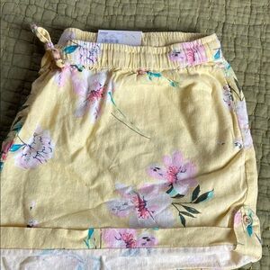5/$40 🏷️ BNWT* SO~YELLOW FLORAL SHORTS W/DRAWSTRING WAIST~XL